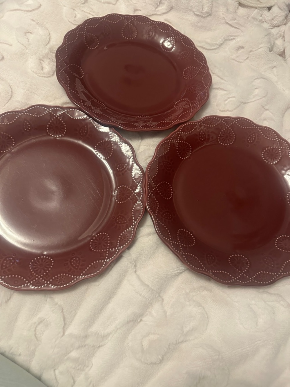 The pioneer woman Elegant Burgundy Scalloped Edge Dinner Plates - Set of 3
